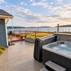 Whale Watching I Beachfront I Hot Tub I Sleeps 9
