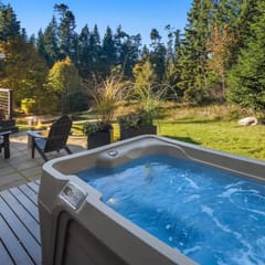 Whidbey Island Oasis with Hot Tub and Fire pit