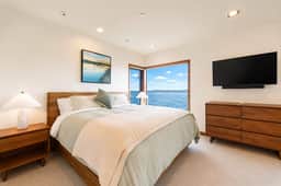 Downtown Langley Beachfront I Steps to Beach I Sleeps 4 - Image 3